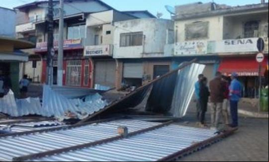 Ventania arranca telhado e arremessa cobertura a 15 metros