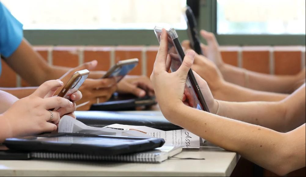 Uso de celular em sala de aula pode ser proibido na Bahia