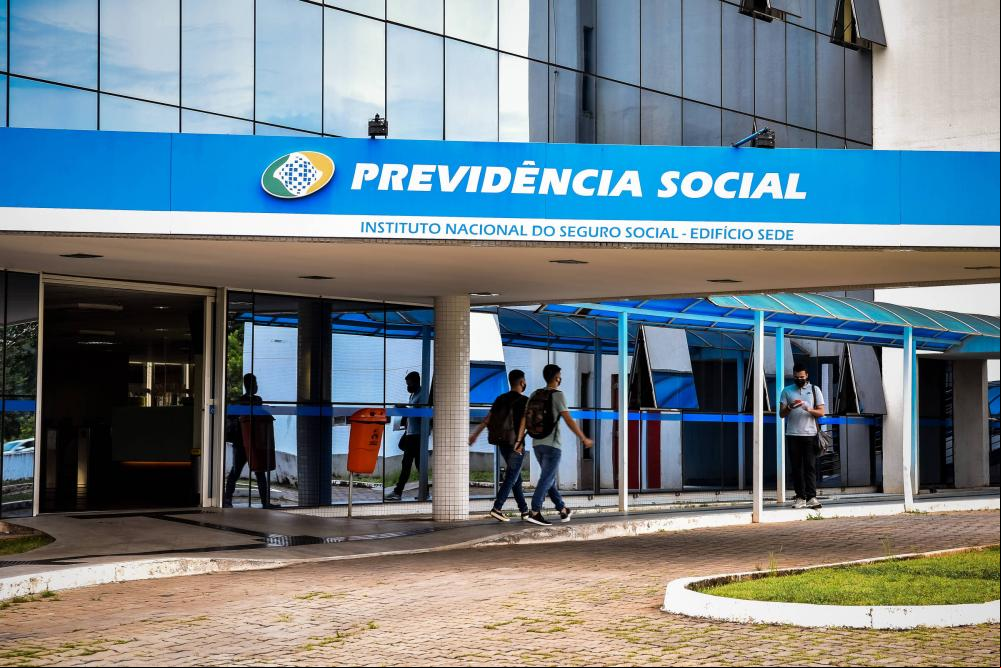 INSS aumenta análise de aposentadorias por robôs e nega benefício em seis minutos