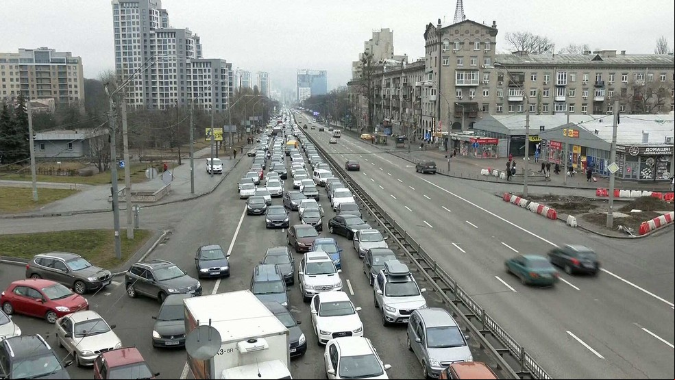 Após invasão da Rússia, ucranianos fogem em direção à Polônia