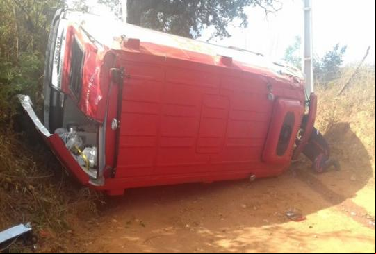 LIVRAMENTO: Ambulância do SAMU 192 tomba na estrada da comunidade da Barrinha 