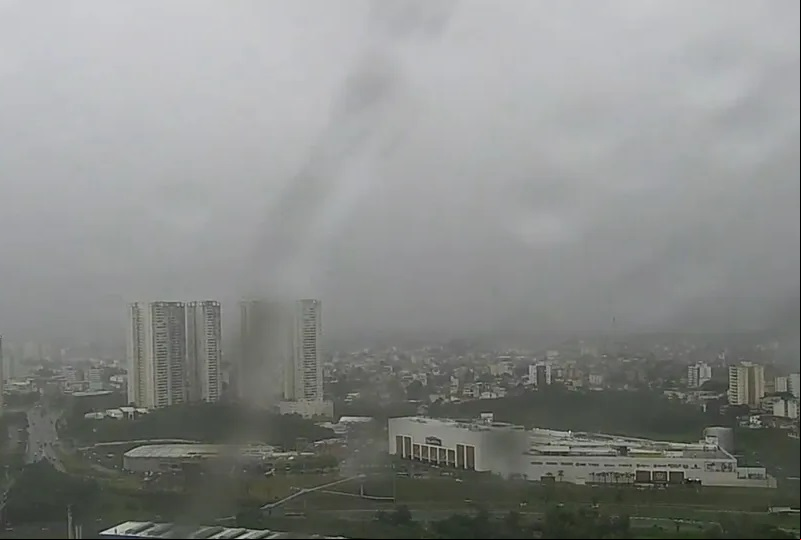 Alerta de chuva intensa e tempestades se mantém na segunda-feira