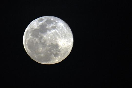 Maior superlua do ano ocorre nesta terça-feira (19)