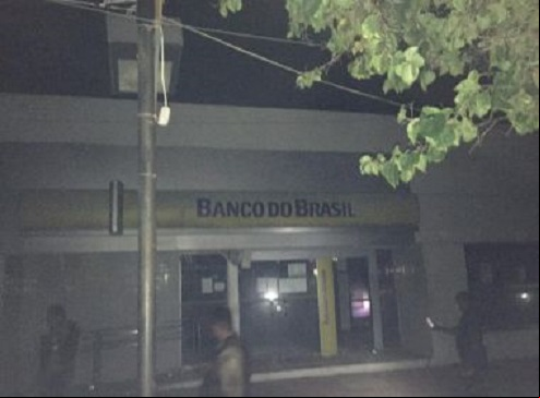 Campo Alegre de Lourdes: Quadrilha 'toca terror' e faz reféns durante ataque a banco