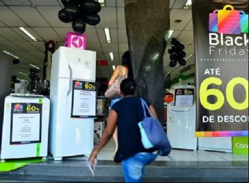Black Friday pode amenizar alta do dólar para quem vai viajar