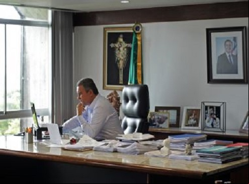 Aliado de Bolsonaro, prefeito mantém suspensão de aulas e comércio em Conquista