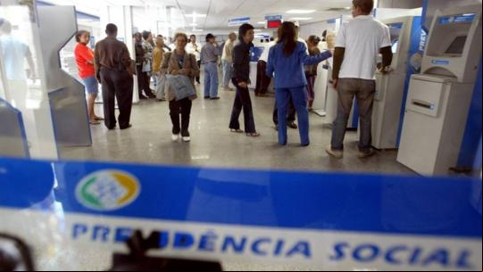 Relator propõe idade mínima de 62 anos para mulher se aposentar