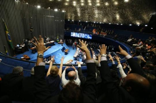 Senado aprova MP que restringe o o ao seguro-desemprego