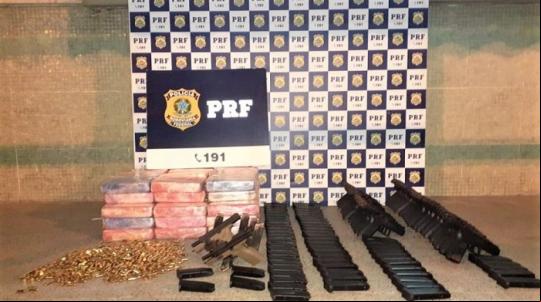 Casal é preso com 36 pistolas, 2 mil munições, 74 carregadores e quase 50 kg de crack em caminhão na BA