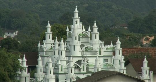 Com pouco dinheiro, morador de ville constrói, em 20 anos, seu castelo